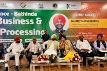 महाराजा रणजीत सिंह पंजाब तकनीकी विश्वविद्यालय, बठिंडा में, MoS MoFPI, श्री रवनीत सिंह बिट्टू ने कहा कि खाद्य प्रसंस्करण उद्योग को वैश्विक स्तर पर तेजी से अपनाया जा रहा है। उन्होंने पीएमएफएमई लाभार्थियों के साथ एक उत्पादक संवाद का उल्लेख किया, जहाँ लाभार्थियों ने अपनी जिज्ञासाएँ साझा की। इस बातचीत में अत्यधिक सकारात्मक प्रतिक्रिया प्राप्त हुई, जिसमें लाभार्थियों ने जिला संसाधन व्यक्ति की मार्गदर्शन और विभाग के साथ उनके सामंजस्यपूर्ण जुड़ाव के लिए संतोष व्यक्त किया।