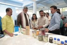  आज @MOFPI_GOI के केंद्रीय राज्य मंत्री श्री प्रहलाद सिंह पटेल ने @csir_niist का भ्रमण किया, जिसके दौरान उन्होंने खाद्य प्रसंस्करण उद्योग मंत्रालय के सहयोग से संस्थान द्वारा निर्मित खाद्य प्रसंस्कृत उत्पादों का अवलोकन किया।  #WorldFoodIndia2023