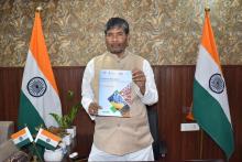 यह बड़े उल्लास की बात है कि आज भारत के खाद्य प्रसंस्करण क्षेत्र पर आधारित @investindia की पत्रिका के पहले संस्करण का उद्घाटन केंद्रीय मंत्री श्री श्री पशुपति कुमार पारस द्वारा किया गया। आइए इस पत्रिका के माध्यम से खाद्य प्रसंस्करण क्षेत्र को नई दिशा देने वाले फूड प्रोसेसिंग सेक्टर के आधुनिक ट्रेंड्स, इनोवेशन व #SuccessStory के बारे में जानें और भारत की समृद्ध खाद्य धरोहर व उन्नत भविष्य का उत्सव मनाएं।