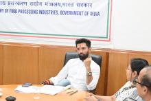 केंद्रीय खाद्य प्रसंस्करण उद्योग मंत्री श्री चिराग पासवान ने आज नई दिल्ली के पंचशील भवन में आयोजित एक समीक्षा बैठक की अध्यक्षता की। बैठक में उन्होंने आगामी मेगा फूड इवेंट @worldfoodindia की चल रही तैयारियों का बारीकी से जायज़ा लिया और कार्यक्रम के कई पहलुओं पर दिशानिर्देश दिए।  साथ ही मंत्रालय के वरिष्ठ अधिकारियों तथा @ficci_india व @investindia के अधिकारियों ने केंद्रीय खाद्य प्रसंस्करण उद्योग मंत्री को #WorldFoodIndia2024 के चार दिवसीय कार्यक्रम से जुड़ी विस्तृत जानकारी साझा की।