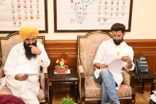 केंद्रीय खाद्य प्रसंस्करण उद्योग मंत्री श्री चिराग पासवान ने नई दिल्ली के पंचशील भवन में आज श्री गुरमीत सिंह खुड्डीयां, कृषि एवं खाद्य प्रसंस्करण उद्योग मंत्री, पंजाब सरकार व अन्य प्रतिनिधियों के साथ एक बैठक की।