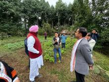 केंद्रीय खाद्य प्रसंस्करण उद्योग राज्य मंत्री श्री रवनीत सिंह बिट्टू ने आज अपनी यात्रा के दौरान अरुणाचल प्रदेश के 'जीरो' में भारत के सबसे बड़े कीवी उत्पादक बाग का दौरा किया। दौरे के दौरान मंत्री जी ने स्थानीय किसानों से उनकी मार्केट में पहुँच और वेल्यू चेन को बढ़ाने के तरीकों पर चर्चा की ताकि उनकी आय में बढ़ोतरी हो सकें और किसान कीवी उत्पादन से देश के सतत विकास में अपना योगदान दे सकें।