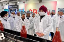 Union Minister of State for MOFPI, Shri Ravneet Singh Bittu, today paid a visit to the Hindustan Unilever Limited Plant in Rajpura, Punjab. During his visit, Hon'ble Minister emphasised the need for collaboration between the government and private sector to enable farmers to grow tomatoes of international standards and enhance paste manufacturing in the region.