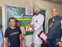श्री रवनीत सिंह, राज्य मंत्री, #MOFPI ने मेघालय के री-भोई जिले के उमसावमदान ब्लॉक में स्थित मेसर्स मिवान फूड प्रोसेसिंग का दौरा किया। यह एक सूक्ष्म उद्यम है, जिसे #PMFME की लाभार्थी श्रीमती रीना नोंग्रुम द्वारा 2022 में ₹4.27 लाख की स्वीकृत ऋण राशि से स्थापित किया गया था। यह यूनिट अचार और फ्रूट वाइन सहित फल और सब्जी आधारित उत्पादों का उत्पादन करती है। श्रीमती रीना नोंग्रुम ने अपने उद्यम को शून्य से शुरू कर एक मिसाल कायम की है और “लखपति दीदी” की एक सच्ची उदाहरण बनकर उभरी हैं। #ProcessingForProsperity