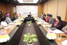 माननीय मंत्री ने कमेटी के सदस्यों और इंडस्ट्री के लीडर्स के साथ #ProcessedFood की क्वालिटी, पारदर्शिता और पब्लिक की राय पर विस्तार से चर्चा की, और हर नागरिक तक सही जानकारी पहुंचाने के लिए पॉलिसी सुधारों और एक साझा रोडमैप पर ज़ोर दिया। यह मीटिंग एक भरोसेमंद और मज़बूत फूड प्रोसेसिंग इंडस्ट्री को मज़बूत बनाने की दिशा में एक सकारात्मक कदम है।  #FoodProcessingIndia