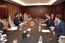 केंद्रीय खाद्य प्रसंस्करण उद्योग मंत्री श्री चिराग पासवान ने दुबई में आयोजित हो रहे #Gulfood2025 के दौरान BRF और Marfrig के प्रतिनिधियों के साथ भारत के पोल्ट्री और मीट सेक्टर पर विस्तृत चर्चा की। कंपनियों ने भारत के समृद्ध घरेलू बाजार, सप्लाई चेन और निवेशक-अनुकूल नीतियों में निहित व्यापक संभावनाओं को स्वीकार करते हुए अपनी उपस्थिति का विस्तार करने में गहरी रुचि व्यक्त की और भारत को वैश्विक स्तर पर मीट उत्पादन का प्रमुख केंद्र बनाने तथा इस सेक्टर में नवाचार और विकास को बढ़ावा देने के विज़न का स्वागत किया। 