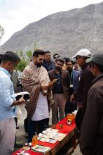 केंद्रीय खाद्य प्रसंस्करण उद्योग मंत्री श्री चिराग पासवान ने लद्दाख के नुब्रा ज़िले के तिरिथ गांव में #PMFMEScheme के तहत समर्थित सी-बकथॉर्न एवं डेयरी प्रोसेसिंग यूनिट का दौरा किया। यह दौरा दूरस्थ क्षेत्रों में स्थानीय उद्यमिता, मूल्य संवर्धन एवं आजीविका सृजन को बढ़ावा देने की दिशा में #PMFME योजना के प्रभावी क्रियान्वयन को दर्शाता है। पीएमएफएमई के माध्यम से मंत्रालय सूक्ष्म खाद्य प्रसंस्करण उद्यमों को सशक्त बनाते हुए स्थानीय समुदायों को आत्मनिर्भर और समृद्ध बनाने की दिशा में निरंतर कार्य कर रहा है।