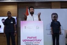 #PMFMEUdyamotsav को संबोधित करते हुए, खाद्य प्रसंस्करण उद्योग के माननीय केंद्रीय मंत्री श्री चिराग पासवान ने कहा कि #PMFMEScheme सूक्ष्म खाद्य प्रसंस्करण उद्यमियों को सशक्त बना रही है, रोजगार के नए अवसर पैदा कर रही है और अनगिनत परिवारों की आजीविका को मजबूत कर रही है। उन्होंने कहा कि यह योजना #VocalForLocal की भावना के अनुरूप स्थानीय उत्पादों को एक विशिष्ट पहचान दे रही है, मूल्य संवर्धन को बढ़ावा दे रही है और भारतीय खाद्य उत्पादों को वैश्विक बाजारों में अपनी पहुंच बढ़ाने में मदद कर रही है। खाद्य प्रसंस्करण क्षेत्र के महत्व पर प्रकाश डालते हुए उन्होंने कहा कि खाद्य प्रसंस्करण कृषि उत्पादों का मूल्य बढ़ाता है, भोजन की बर्बादी को कम करता है और उच्च गुणवत्ता वाले खाद्य उत्पादों की उपलब्धता सुनिश्चित करता है। #PMFMEUdyamotsav को संबोधित करते हुए, खाद्य प्रसंस्करण उद्योग के माननीय केंद्रीय मंत्री श्री चिराग पासवान ने कहा कि #PMFMEScheme सूक्ष्म खाद्य प्रसंस्करण उद्यमियों को सशक्त बना रही है, रोजगार के नए अवसर पैदा कर रही है और अनगिनत परिवारों की आजीविका को मजबूत कर रही है। उन्होंने कहा कि यह योजना #VocalForLocal की भावना के अनुरूप स्थानीय उत्पादों को एक विशिष्ट पहचान दे रही है, मूल्य संवर्धन को बढ़ावा दे रही है और भारतीय खाद्य उत्पादों को वैश्विक बाजारों में अपनी पहुंच बढ़ाने में मदद कर रही है। खाद्य प्रसंस्करण क