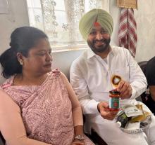 श्री रवनीत सिंह, राज्य मंत्री, #MOFPI ने मेघालय के री-भोई जिले के उमसावमदान ब्लॉक में स्थित मेसर्स मिवान फूड प्रोसेसिंग का दौरा किया। यह एक सूक्ष्म उद्यम है, जिसे #PMFME की लाभार्थी श्रीमती रीना नोंग्रुम द्वारा 2022 में ₹4.27 लाख की स्वीकृत ऋण राशि से स्थापित किया गया था। यह यूनिट अचार और फ्रूट वाइन सहित फल और सब्जी आधारित उत्पादों का उत्पादन करती है। श्रीमती रीना नोंग्रुम ने अपने उद्यम को शून्य से शुरू कर एक मिसाल कायम की है और “लखपति दीदी” की एक सच्ची उदाहरण बनकर उभरी हैं। #ProcessingForProsperity