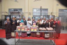 केंद्रीय फ़ूड प्रोसेसिंग इंडस्ट्रीज़ मंत्री, श्री @iChiragPaswan ने असम की तेज़पुर यूनिवर्सिटी में फ़ूड प्रोसेसिंग इनक्यूबेशन सेंटर का उद्घाटन किया।  उद्घाटन के दौरान, उन्होंने #PMFME के ​​लाभार्थियों, स्टार्ट-अप प्रतिनिधियों, संस्थान के सदस्यों और दूसरे स्टेकहोल्डर्स से भी बातचीत की।  यह पहल पूर्वोत्तर भारत में #FoodProcessing सेक्टर को बढ़ावा देने के साथ-साथ स्थानीय उद्यमिता, रोज़गार सृजन और कृषि-आधारित इंडस्ट्रीज़ को मज़बूत करने की दिशा में एक बड़ा कदम है।