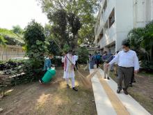 मंत्रालय द्वारा चलाए जा रहे स्वच्छता पखवाड़ा के दौरान आज केंद्रीय मंत्री श्री पशुपति कुमार पारस ने मंत्रालय परिसर में साफ-सफाई कर, लोगों को स्वच्छता का संदेश दिया। उन्होंने मंत्रालय के वरिष्ठ अधिकारियों के साथ स्वच्छता अभियान के तहत किए गए कार्यों का जायज़ा भी लिया।