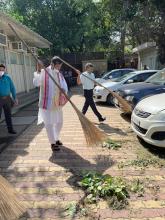 मंत्रालय द्वारा चलाए जा रहे स्वच्छता पखवाड़ा के दौरान आज केंद्रीय मंत्री श्री पशुपति कुमार पारस ने मंत्रालय परिसर में साफ-सफाई कर, लोगों को स्वच्छता का संदेश दिया। उन्होंने मंत्रालय के वरिष्ठ अधिकारियों के साथ स्वच्छता अभियान के तहत किए गए कार्यों का जायज़ा भी लिया।