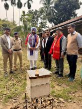 श्री रवनीत सिंह बिट्टू, केंद्रीय राज्यमंत्री, #MOFPI ने Natun Howly, तामुलपुर में  MP Honey Industry का दौरा किया। #PMFMEScheme के लाभार्थी श्री प्रणजीत रभा की यह यूनिट शहद की खेती और प्रसंस्करण का काम करती है और राज्य में #FoodProcessing सेक्टर के विकास में अहम् भूमिका निभाती है। से पूर्वोत्तर राज्य में सूक्ष्म उद्यमियों और स्वयं सहायता समूहों (SHGs) का सक्रिय रूप से समर्थन कर रही है और देश को ग्लोबल फूड हब बनाने में अपना पूरा योगदान दे रही है।