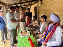 श्री रवनीत सिंह बिट्टू, केंद्रीय राज्यमंत्री, #MOFPI ने Natun Howly, तामुलपुर में  MP Honey Industry का दौरा किया। #PMFMEScheme के लाभार्थी श्री प्रणजीत रभा की यह यूनिट शहद की खेती और प्रसंस्करण का काम करती है और राज्य में #FoodProcessing सेक्टर के विकास में अहम् भूमिका निभाती है। से पूर्वोत्तर राज्य में सूक्ष्म उद्यमियों और स्वयं सहायता समूहों (SHGs) का सक्रिय रूप से समर्थन कर रही है और देश को ग्लोबल फूड हब बनाने में अपना पूरा योगदान दे रही है।