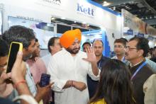 #WorldFoodIndia2024: Union Minister of State for #MOFPI, Shri Ravneet Singh Bittu visited international pavilions, engaging with global representatives and exploring diverse culinary innovations from around the world. Hon'ble Minister's visit highlighted the significance of international collaboration in the food Industry.
