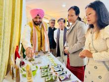  केंद्रीय खाद्य प्रसंस्करण उद्योग राज्य मंत्री श्री रवनीत सिंह बिट्टू ने अरुणाचल प्रदेश में नीति पुयू एसएचजी की श्रीमती किम यानयुंग से मुलाकात की, जिन्होंने उन्हें अचार, बेकिंग उत्पादों और मिर्च-आधारित उत्पादों की एक व्यापक रेंज दिखाई। मंत्रालय की #PMFMEScheme के माध्यम से उन्हें सीड कैपिटल प्राप्त हुआ है जिससे उन्हें अपनी उद्यमशीलता को विस्तार देने में मदद मिली। माननीय मंत्री जी ने उनकी इस सफलता को देखते हुए गर्व व्यक्त किया और फूड प्रोसेसिंग सेक्टर में उनके इस योगदान की सराहना की।