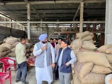 केंद्रीय राज्य मंत्री #MOFPI श्री रवनीत सिंह बिट्टू ने आज असम के तामुलपुर, द्वारकुची में लवली चावल मिल का दौरा किया। यह मिल #PMFMEScheme के तहत लाभार्थी श्री लब्बा कुमार शिल्ल के स्वामित्व में है। माननीय मंत्री की यात्रा ने सूक्ष्म खाद्य प्रसंस्करण उद्यमों को सशक्त बनाने और क्षेत्र में आर्थिक विकास को बढ़ावा देने में सरकारी पहलों के प्रभाव को उजागर किया।