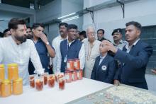 वसंतराव नाईक मराठवाड़ा कृषि विद्यापीठ के पूर्व विद्यार्थियों द्वारा स्थापित सफल खाद्य प्रसंस्करण उद्यम नवाचार, उद्यमिता और मूल्य संवर्धन की प्रेरक मिसाल हैं। केंद्रीय खाद्य प्रसंस्करण उद्योग मंत्री श्री चिराग पासवान ने इन उद्यमियों से संवाद किया। #ProcessingForProsperity 