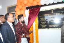 श्री चिराग पासवान, केंद्रीय मंत्री, #MoFPI ने उदयपुर के बलीचा स्थित कृषि उपज मंडी समिति परिसर में #PMFME योजना के अंतर्गत स्वीकृत कॉमन इनक्यूबेशन सेंटर का उद्घाटन किया। यहां स्थापित प्रोसेसिंग लाइन्स माइनर फॉरेस्ट्री प्रोडक्ट्स, फलों एवं मसालों के प्रसंस्करण के जरिए स्थानीय SHGs/FPOs/उद्यमियों को मूल्य संवर्धन, गुणवत्ता और मार्केट-लिंकेज प्रदान कर विकास का एक मजबूत इकोसिस्टम तैयार करेंगी।