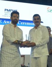 महाराष्ट्र के माननीय कृषि मंत्री श्री दत्तात्रेय भरणे ने #PMFMEConclave2026 का दौरा किया। महाराष्ट्र को 'बेस्ट परफॉर्मिंग लार्ज स्टेट' का अवॉर्ड मिला; यह सम्मान फ़ूड प्रोसेसिंग को बढ़ावा देने, माइक्रो फ़ूड उद्यमों को सहयोग देने और उद्यमियों को प्रेरित करने की दिशा में राज्य के प्रयासों को मान्यता देता है।