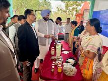 केंद्रीय राज्य मंत्री #MOFPI, श्री रवींद्र सिंह बिट्टू ने असम के तुमलपुर जिले में अपनी 2 दिवसीय यात्रा के दौरान SHG सदस्यों के साथ बातचीत की। #PMFMEScheme के तहत, मंत्रालय ने खाद्य प्रसंस्करण और संबद्ध क्षेत्रों में लगे 148 SHG सदस्यों के लिए ₹49 लाख की पूंजी राशि को स्वीकृति दी है। बातचीत के दौरान, SHG सदस्यों ने अपने विभिन्न प्रकार के उत्पाद दिखाए, जिनमें जैविक ऑयस्टर मशरूम, अचार, जोहा चावल, नमकीन और हैंडबैग शामिल थे, जो क्षेत्र की उद्यमी भावना और संभावनाओं को दर्शाते हैं।