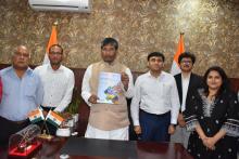  Ministry of Food Processing Industries is delighted to announce the launch of first edition of Invest India magazine on India's #FoodProcessing sector by Union Minister of #MOFPI Shri Pashupati Kumar Paras. Explore the latest trends, innovations, and success stories that are shaping our nation's food processing sector. Let's celebrate India's rich food heritage and the vision for a sustainable future together.