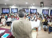  केंद्रीय राज्य मंत्री श्री @prahladspatel ने दापोली के अर्बन बैंक सीनियर साइंस कॉलेज में #PMFME के कार्यान्वयन से संबंधित समीक्षा बैठक की अध्यक्षता की, जिसके दौरान रत्नागिरी के  किसानों को अन्य आवश्यक सहायता उपलब्ध कराने पर चर्चा की गई। कार्यक्रम के दौरान केंद्रीय राज्य मंत्री श्री प्रहलाद सिंह पटेल द्वारा स्व-सहायता समूहों को सहायता राशि के चैक व प्रमाण पत्र सौंपे गए एवं उनके द्वारा निर्मित खाद्य पदार्थों की प्रदर्शनी का अवलोकन भी किया गया।