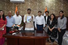 यह बड़े उल्लास की बात है कि आज भारत के खाद्य प्रसंस्करण क्षेत्र पर आधारित @investindia की पत्रिका के पहले संस्करण का उद्घाटन केंद्रीय मंत्री श्री श्री पशुपति कुमार पारस द्वारा किया गया। आइए इस पत्रिका के माध्यम से खाद्य प्रसंस्करण क्षेत्र को नई दिशा देने वाले फूड प्रोसेसिंग सेक्टर के आधुनिक ट्रेंड्स, इनोवेशन व #SuccessStory के बारे में जानें और भारत की समृद्ध खाद्य धरोहर व उन्नत भविष्य का उत्सव मनाएं।