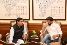 मेघालय के मुख्यमंत्री श्री कॉनराड संगमा ने आज नई दिल्ली के पंचशील भवन में केंद्रीय खाद्य प्रसंस्करण उद्योग मंत्री श्री चिराग पासवान से मुलाकात की। बैठक के दौरान दोनों मंत्रियों ने राज्य में खाद्य प्रसंस्करण क्षेत्र को मजबूत करने के तरीकों पर चर्चा की।