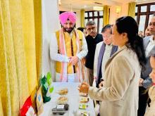  केंद्रीय खाद्य प्रसंस्करण उद्योग राज्य मंत्री श्री रवनीत सिंह बिट्टू ने अरुणाचल प्रदेश में नीति पुयू एसएचजी की श्रीमती किम यानयुंग से मुलाकात की, जिन्होंने उन्हें अचार, बेकिंग उत्पादों और मिर्च-आधारित उत्पादों की एक व्यापक रेंज दिखाई। मंत्रालय की #PMFMEScheme के माध्यम से उन्हें सीड कैपिटल प्राप्त हुआ है जिससे उन्हें अपनी उद्यमशीलता को विस्तार देने में मदद मिली। माननीय मंत्री जी ने उनकी इस सफलता को देखते हुए गर्व व्यक्त किया और फूड प्रोसेसिंग सेक्टर में उनके इस योगदान की सराहना की।