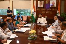 केंद्रीय खाद्य प्रसंस्करण उद्योग मंत्री श्री चिराग पासवान ने आज नई दिल्ली के पंचशील भवन में #MOFPI के वरिष्ठ अधिकारियों के साथ आयोजित बैठक की अध्यक्षता की। बैठक में मंत्रालय की #PMKSY, #PMFME तथा #PLIScheme योजनाओं की समीक्षा की गई और 100 दिन की कार्य योजना पर चर्चा की गई।