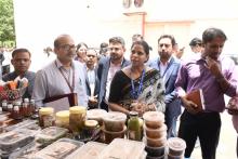 भारत सरकार के खाद्य प्रसंस्करण उद्योग मंत्रालय के अतिरिक्त सचिव श्री मिन्हाज आलम ने खाद्य उत्पादों का प्रदर्शन करने वाले सूक्ष्म खाद्य प्रसंस्करण उद्यमों के साथ बातचीत की।