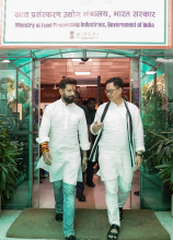केन्द्रीय संसदीय कार्य व अल्पसंख्यक कार्य मंत्री श्री Kiren Rijiju ने आज नई दिल्ली के पंचशील भवन में स्थित #MOFPI का दौरा किया और खाद्य प्रसंस्करण उद्योग मंत्रालय के अपने कार्यकाल के दौरान सहयोग देने वाले सभी अधिकारियों एवं कार्मिकों का आभार व्यक्त किया। साथ ही उन्होंने केंद्रीय खाद्य प्रसंस्करण उद्योग मंत्री श्री Chirag Paswan के मंत्री पद संभालने की शुभकामनाएं दी और उनका सहृदय स्वागत किया।