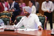 केंद्रीय वाणिज्य एवं उद्योग मंत्री श्री पीयूष गोयल और केंद्रीय खाद्य प्रसंस्करण उद्योग मंत्री श्री चिराग पासवान की सह-अध्यक्षता में आज एक उच्च स्तरीय सीईओ गोलमेज सम्मेलन का आयोजन हुआ। सम्मेलन में निवेश को बढ़ावा देने और व्यापार को आसान बनाने के तरीकों पर चर्चा की गई। जिसमें 100 से अधिक CXO ने भाग लिया। गोलमेज सम्मेलन में केंद्रीय राज्य मंत्री श्री रवनीत सिंह बिट्टू, आंध्र प्रदेश के उद्योग एवं वाणिज्य मंत्री श्री टीजी भरत व गुजरात के कृषि मंत्री श्री राघवजी पटेल शामिल हुए, साथ ही भारत और राज्य सरकारों के मंत