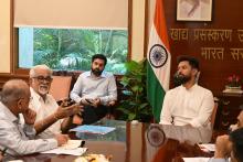  केंद्रीय खाद्य प्रसंस्करण उद्योग मंत्री श्री चिराग पासवान ने आज के पंचशील भवन, नई दिल्ली में 'इरेडिएशन इंडस्ट्रीज़ एसोसिएशन ऑफ इंडिया' के प्रतिनिधिमंडल के साथ बैठक की। बैठक के दौरान भारत में फूड इरेडिएशन टेक्नोलॉजी की प्रगति और #FoodProcessing क्षेत्र में इस तकनीक से होने वाले लाभों पर चर्चा की गई।   #ProcessingForProsperity