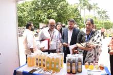 भारत सरकार के खाद्य प्रसंस्करण उद्योग मंत्रालय के अतिरिक्त सचिव श्री मिन्हाज आलम ने खाद्य उत्पादों का प्रदर्शन करने वाले सूक्ष्म खाद्य प्रसंस्करण उद्यमों के साथ बातचीत की।