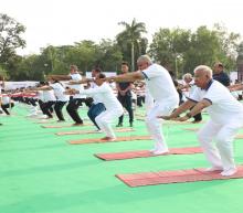 अंतर्राष्ट्रीय योग दिवस पर मध्य प्रदेश के जबलपुर में #Yoga का मेगा इवेंट आयोजित हुआ, जिसमें देश के माननीय उप राष्टृपति श्री जगदीप धनखड़ जी व आयुष मंत्रालय के केंद्रीय मंत्री श्री सर्बानंद सोनोवाल जी के साथ #MOFPI के केंद्रीय राज्य मंत्री श्री प्रहलाद सिंह पटेल ने योगाभ्यास किया।