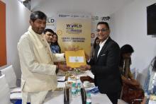 केंद्रीय मंत्री श्री @PashupatiParas ने आज मेगा फूड इवेंट #WorldFoodIndia2023 के दौरान HE श्री T Hurdoyal, एग्रो इंडस्ट्री एंड फूड सिक्योरिटी मंत्री, मॉरीशस के साथ बैठक की और खाद्य प्रसंस्करण क्षेत्र व व्यापार में सहयोग संबंधित चर्चा की।    #WFI2023 #FoodProcessing