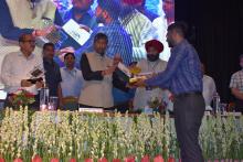 केंद्रीय मंत्री श्री पशुपति कुमार पारस ने 'पोषण एवं आर्थिक सुरक्षा के लिए श्री अन्न' पर तीन दिवसीय अंतर्राष्ट्रीय सम्मेलन के दौरान आयोजित विभिन्न प्रतियोगिताओं के प्रतिभागियों को प्रोत्साहित किया व विजेताओं को पुरस्कृत कर उज्ज्वल भविष्य की शुभकामनाएं दी।