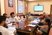 केंद्रीय खाद्य प्रसंस्करण उद्योग मंत्री श्री चिराग पासवान ने आज नई दिल्ली के पंचशील भवन में #MOFPI के वरिष्ठ अधिकारियों के साथ आयोजित बैठक की अध्यक्षता की। बैठक में मंत्रालय की #PMKSY, #PMFME तथा #PLIScheme योजनाओं की समीक्षा की गई और 100 दिन की कार्य योजना पर चर्चा की गई।