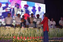 केंद्रीय मंत्री श्री पशुपति कुमार पारस ने 'पोषण एवं आर्थिक सुरक्षा के लिए श्री अन्न' पर तीन दिवसीय अंतर्राष्ट्रीय सम्मेलन के दौरान आयोजित विभिन्न प्रतियोगिताओं के प्रतिभागियों को प्रोत्साहित किया व विजेताओं को पुरस्कृत कर उज्ज्वल भविष्य की शुभकामनाएं दी।